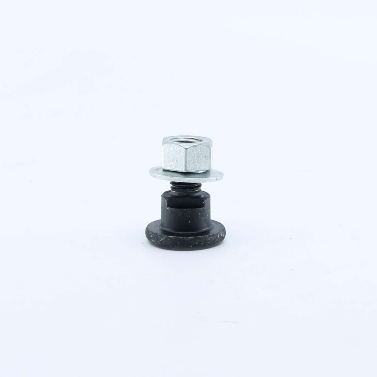 Tornillo portacuchillas con tuerca y arandela adaptable para segadora Kuhn GMD y FC. Medidas M12, asiento diámetro 18 mm y resistencia 12.9, referencia 56115800.