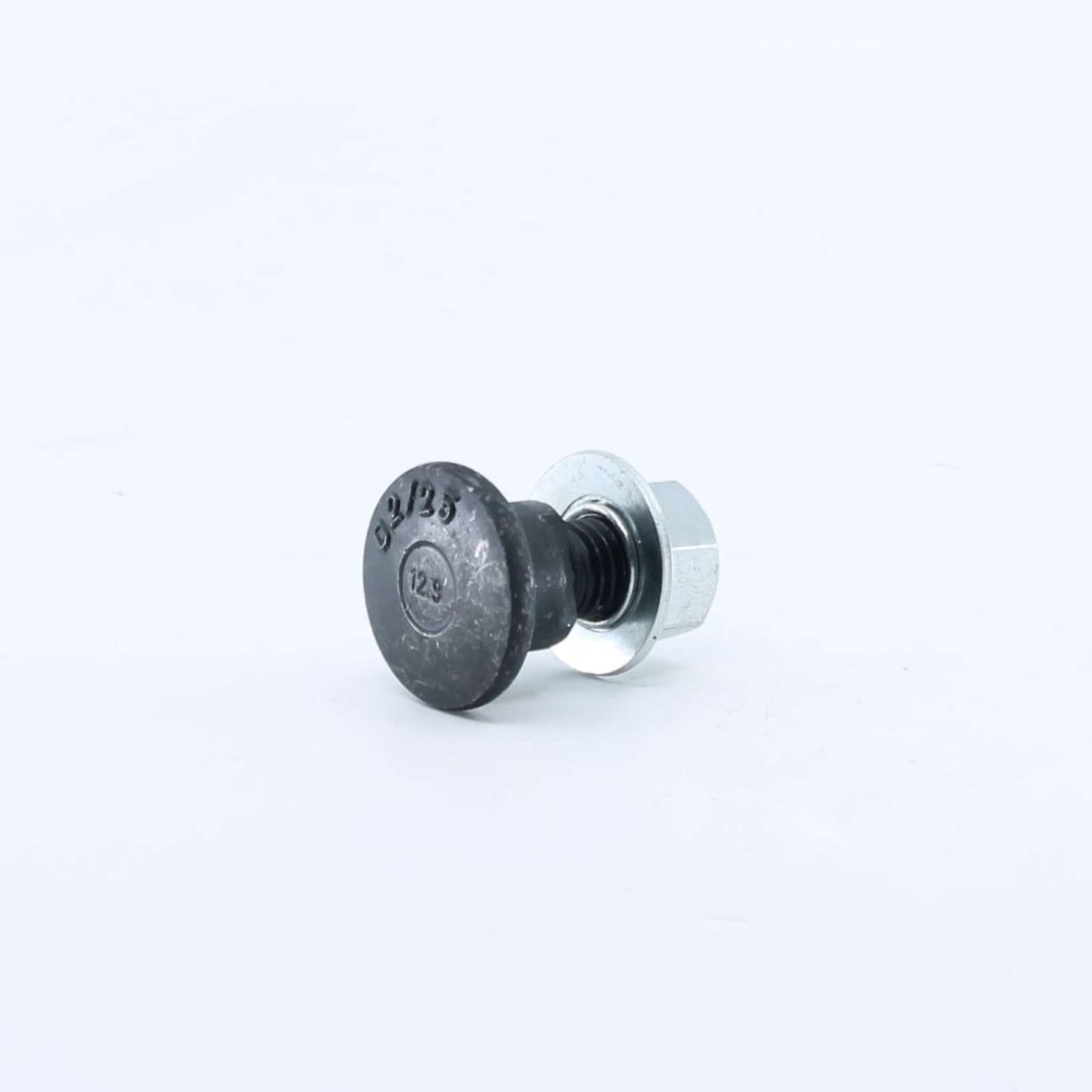 Tornillo portacuchillas con tuerca y arandela adaptable para segadora Kuhn GMD y FC. Medidas M12, asiento diámetro 18 mm y resistencia 12.9, referencia 56115800.