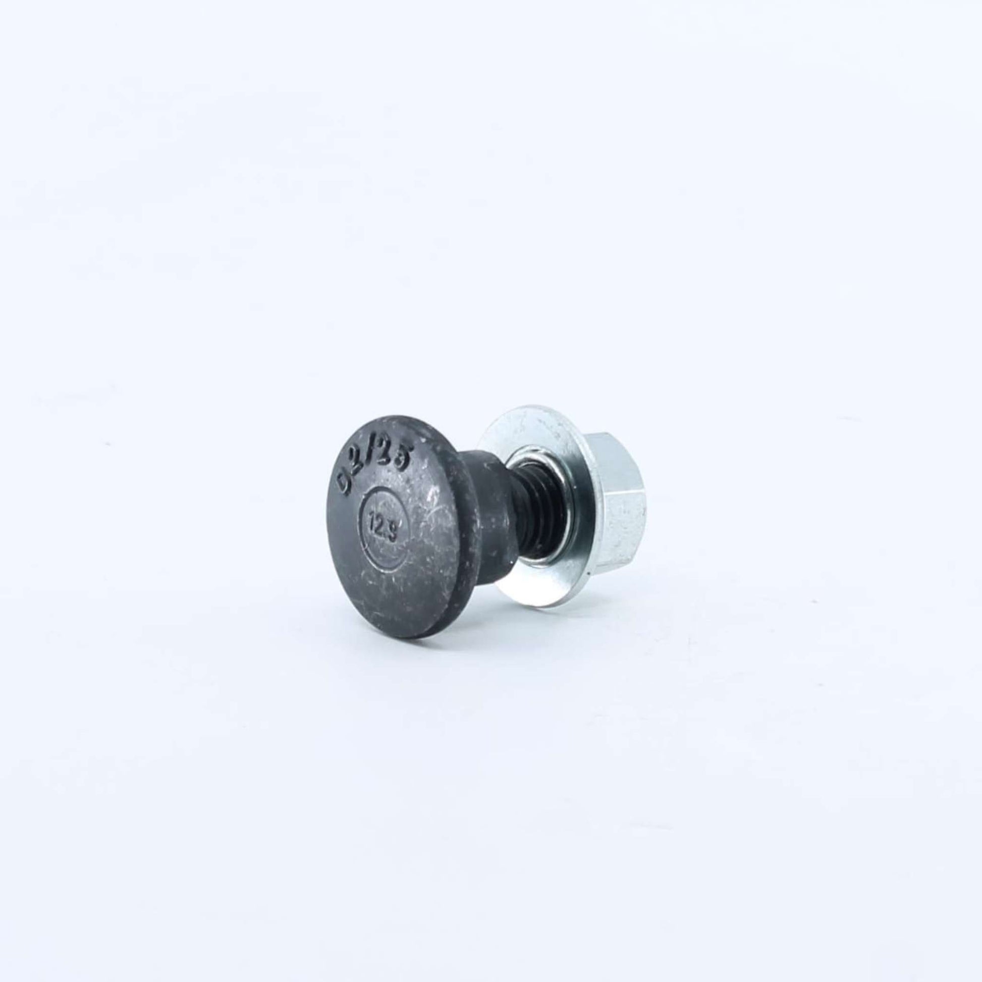 Tornillo portacuchillas con tuerca y arandela adaptable para segadora Kuhn GMD y FC. Medidas M12, asiento diámetro 18 mm y resistencia 12.9, referencia 56115800.