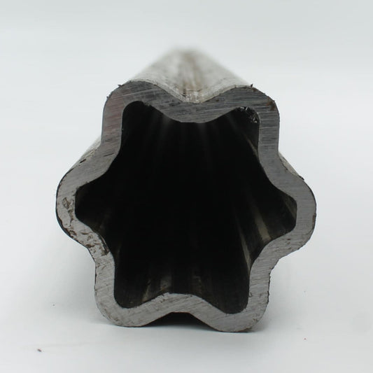 Tubo de transmisión cardán con perfil estrella exterior hembra. Medida 61 x 47 mm, grosor de 4 mm y longitud de 2 metros.
