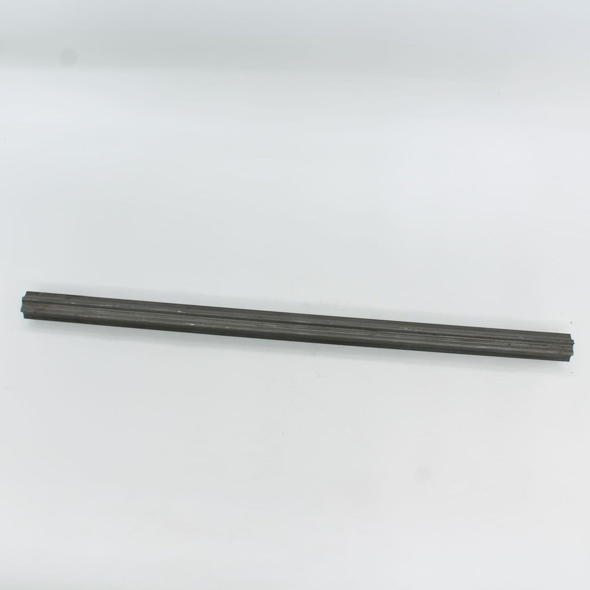 Tubo de transmisión cardán con perfil estrella interior macho. Medida 51 x 37 mm, grosor de 5 mm y longitud de 2 metros.
