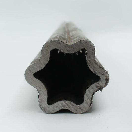 Tubo de transmisión cardán con perfil estrella interior macho. Medida 61 x 47 mm, grosor reforzado de 6 mm y longitud de 1 metro.
