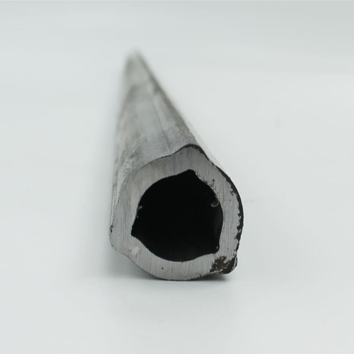 Tubo de transmisión cardán con perfil triangular interior macho. Medida 26,5 mm, grosor 3,5 mm y longitud de 1 metro.

