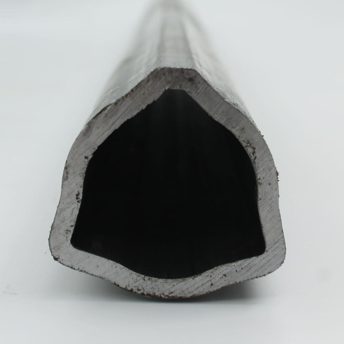 Tubo de transmisión cardán con perfil triangular interior macho. Medida 45 mm, grosor de 4 mm y longitud de 1 metro.
